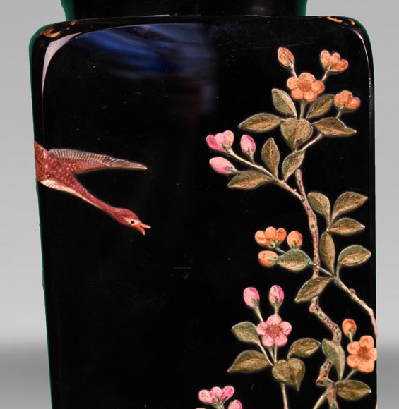 BACCARAT, Paire de vases au décor japonisant d’arbres en fleur et d’oiseaux, vers 1880-4