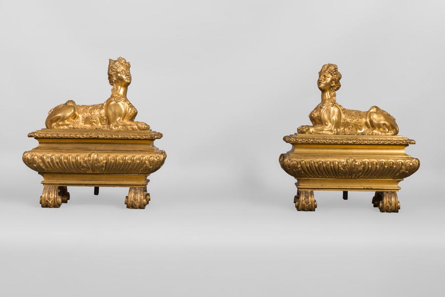 Henry Dasson, Paire de chenets aux sphinges, de style Régence, en bronze doré, 1882-0