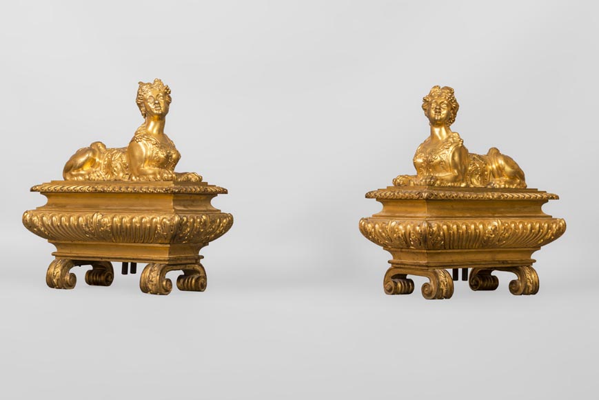 Henry Dasson, Paire de chenets aux sphinges, de style Régence, en bronze doré, 1882-1