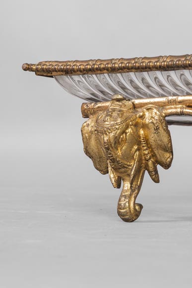 Vide-poches japonisant en cristal gravé et monture en bronze doré à têtes d'éléphants-3