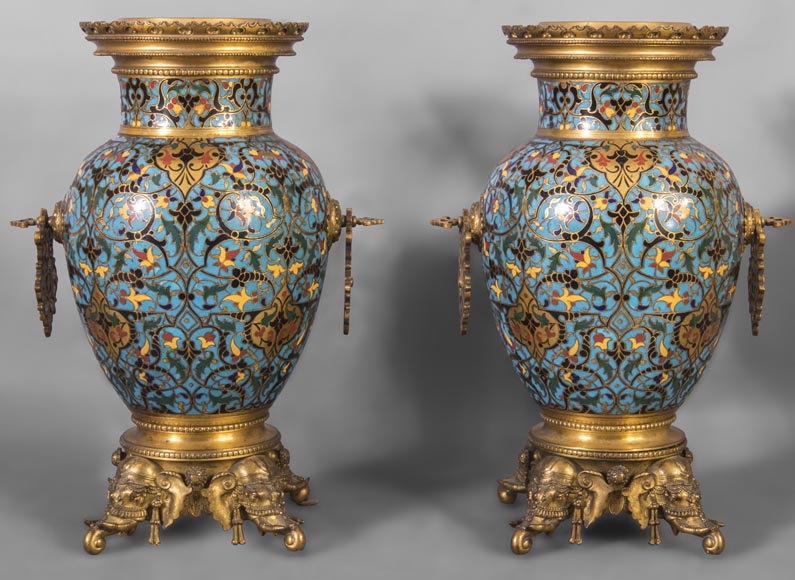 Très belle paire de vases en émail cloisonné de style Orientaliste à têtes d'éléphants d'après Edouard Lièvre-0