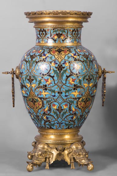 Très belle paire de vases en émail cloisonné de style Orientaliste à têtes d'éléphants d'après Edouard Lièvre-1