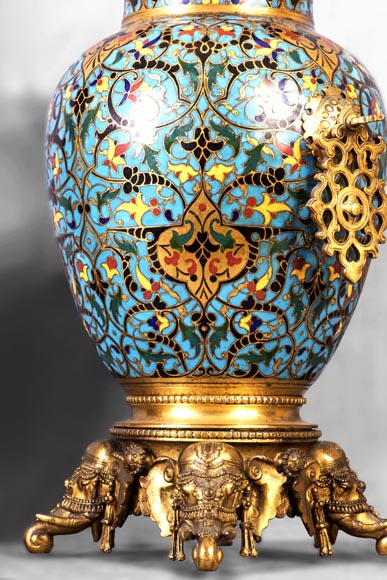 Très belle paire de vases en émail cloisonné de style Orientaliste à têtes d'éléphants d'après Edouard Lièvre-7