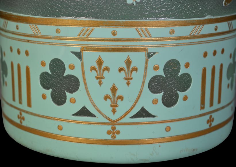 Cristallerie BACCARAT (d'après), grand vase rouleau en verre doublé vert sur blanc à décor de cavaliers fleurdelisés-2