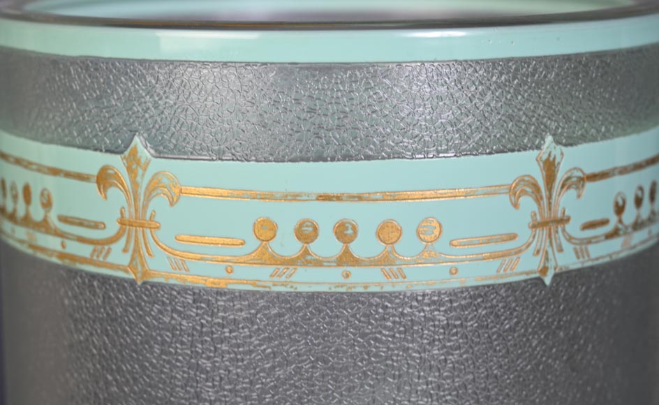 Cristallerie BACCARAT (d'après), grand vase rouleau en verre doublé vert sur blanc à décor de cavaliers fleurdelisés-4