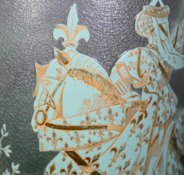 Cristallerie BACCARAT (d'après), grand vase rouleau en verre doublé vert sur blanc à décor de cavaliers fleurdelisés-7