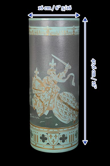 Cristallerie BACCARAT (d'après), grand vase rouleau en verre doublé vert sur blanc à décor de cavaliers fleurdelisés-9