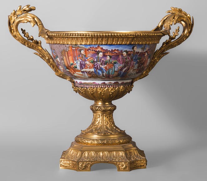 Coupe en porcelaine de Canton avec très belle monture en bronze doré, XIXe siècle-0