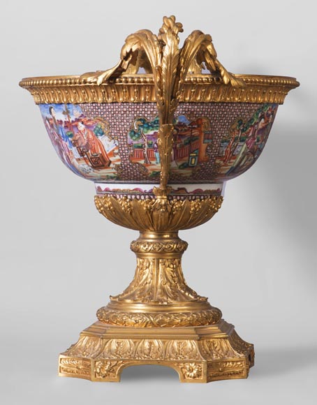 Coupe en porcelaine de Canton avec très belle monture en bronze doré, XIXe siècle-1