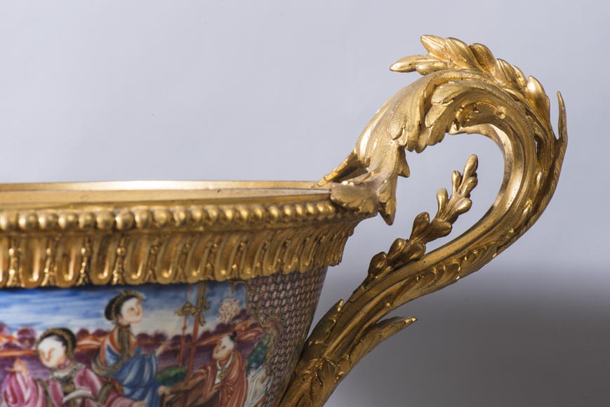 Coupe en porcelaine de Canton avec très belle monture en bronze doré, XIXe siècle-2