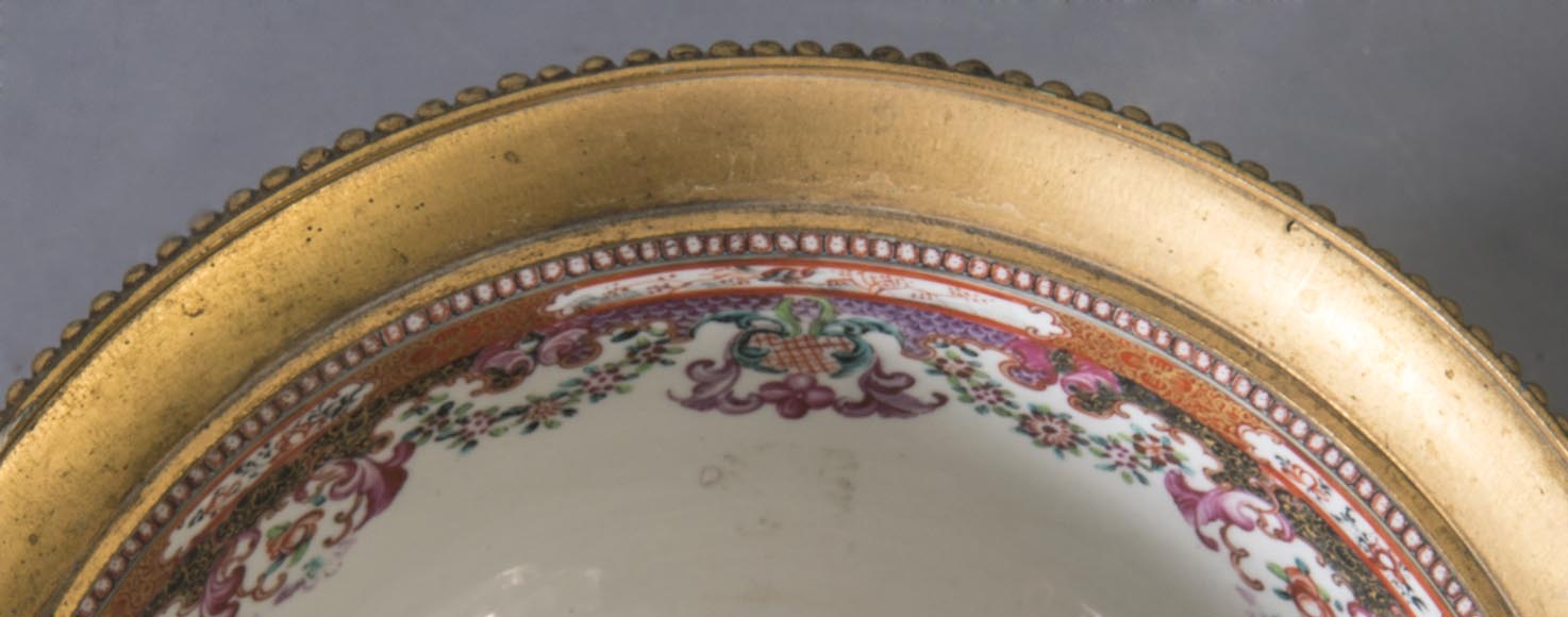 Coupe en porcelaine de Canton avec très belle monture en bronze doré, XIXe siècle-11