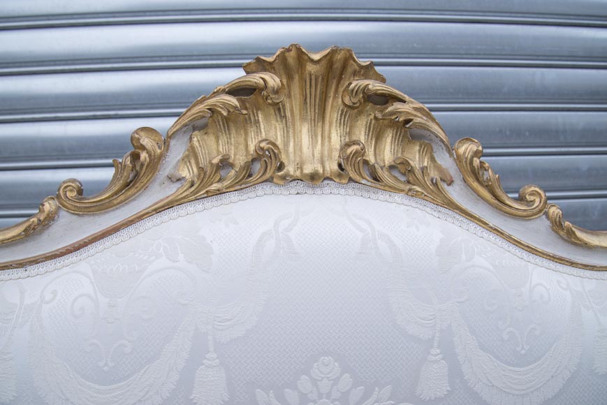 Grande banquette ancienne de style Louis XV en bois doré-11