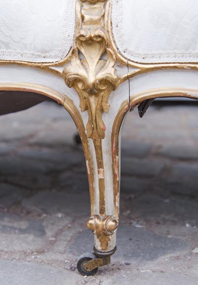 Grande banquette ancienne de style Louis XV en bois doré-12
