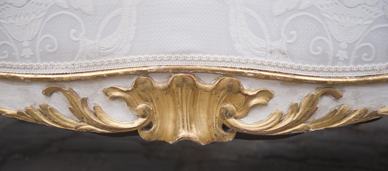 Grande banquette ancienne de style Louis XV en bois doré-13