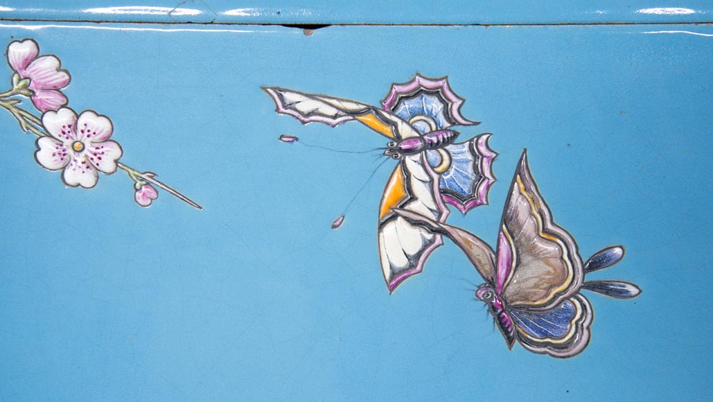 Paire de panneaux en céramique aux oiseaux dans un paysage lacustre signés 
