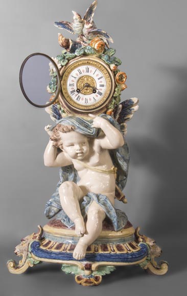 Pendule en faïence polychrome, à décor de Cupidon soutenant le cadran-1