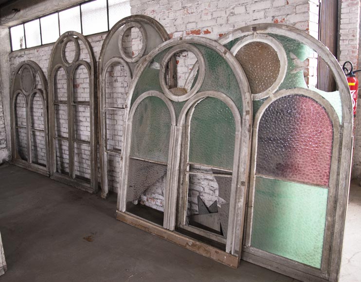 Ensemble de cadres de fenêtres en bois en forme d'arcade et verres de couleurs-1