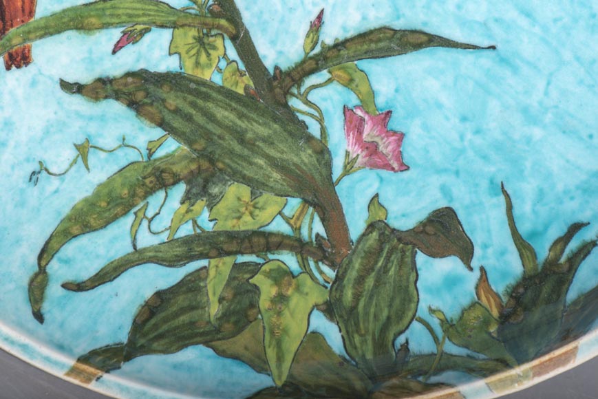 Théodore DECK (céramiste) et Anthony Ludovic REGNIER (peintre) - Plat en céramique émaillée à décor de lis tigré et papillon sur fond bleu-4