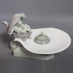 Manufacture de SEVRES - Encrier en porcelaine à décor de putti protégés par une colombe
