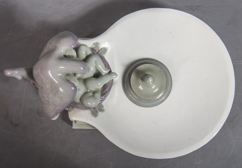 Manufacture de SEVRES - Encrier en porcelaine à décor de putti protégés par une colombe-1