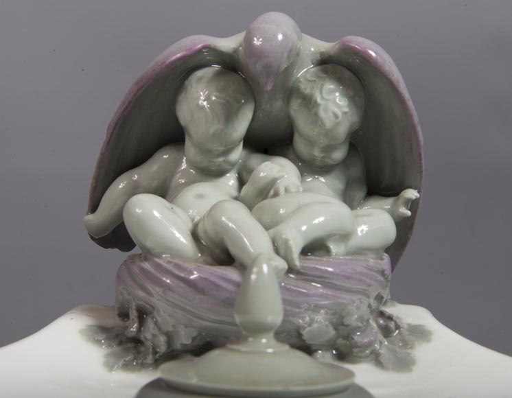 Manufacture de SEVRES - Encrier en porcelaine à décor de putti protégés par une colombe-3