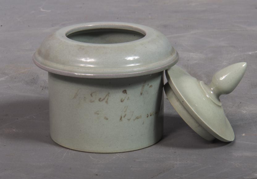 Manufacture de SEVRES - Encrier en porcelaine à décor de putti protégés par une colombe-5