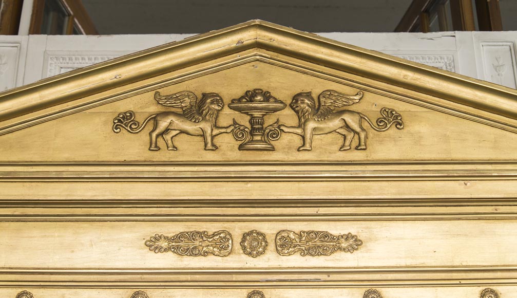 Trumeau ancien de style Empire, doré, fronton à décor de lions-1