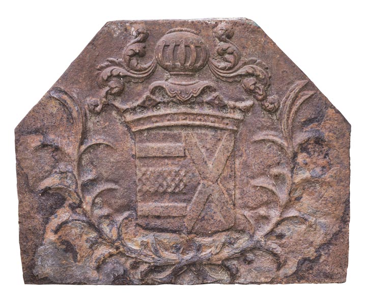 Plaque de cheminée du XVIIe siècle, à décor d'un haume de chevalier-0