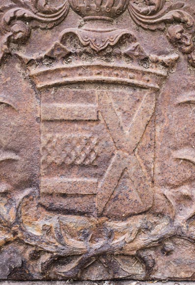 Plaque de cheminée du XVIIe siècle, à décor d'un haume de chevalier-2