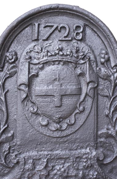Plaque de cheminée aux armoiries de Paul-Jules de La Porte-Mazarin datée 1728-2