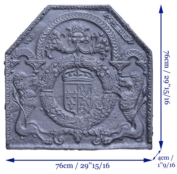 Plaque de cheminée du XVIIIe siècle aux Armes de France et aux lions-8