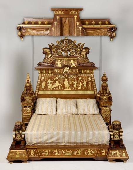  Louis MALARD, Chambre à coucher unique de style « rhamsésien » en noyer rehaussé de feuilles d’or, Exposition Universelle de 1889-1