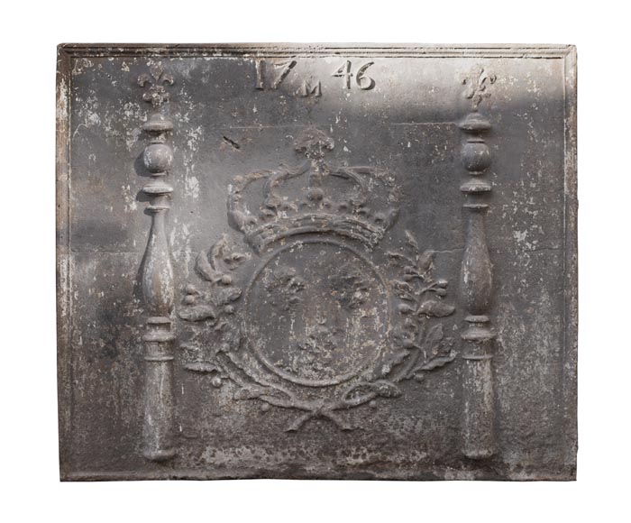 Grande plaque de cheminée du XVIIIe aux Armes de France datée 1746-0