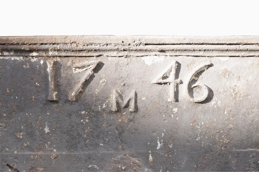 Grande plaque de cheminée du XVIIIe aux Armes de France datée 1746-1