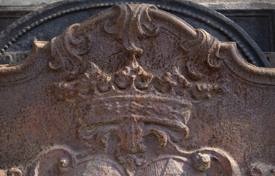Ancienne plaque de cheminée du XVIIIe, aux armoiries et lions assis-1