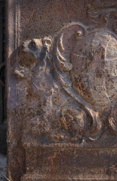 Ancienne plaque de cheminée du XVIIIe, aux armoiries et lions assis-3