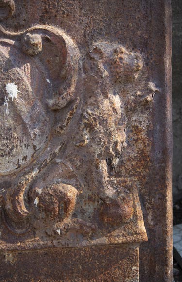 Ancienne plaque de cheminée du XVIIIe, aux armoiries et lions assis-4
