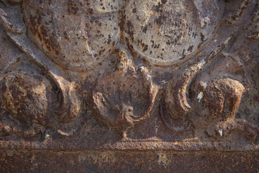 Ancienne plaque de cheminée du XVIIIe, aux armoiries et lions assis-5