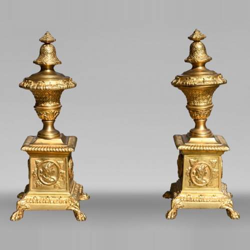 Paire de chenets de style Louis XIV en bronze doré décorés de profils