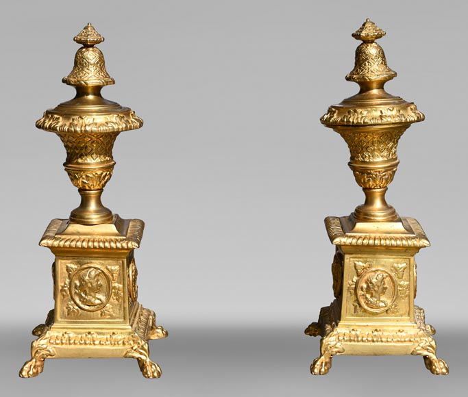 Paire de chenets de style Louis XIV en bronze doré décorés de profils-0