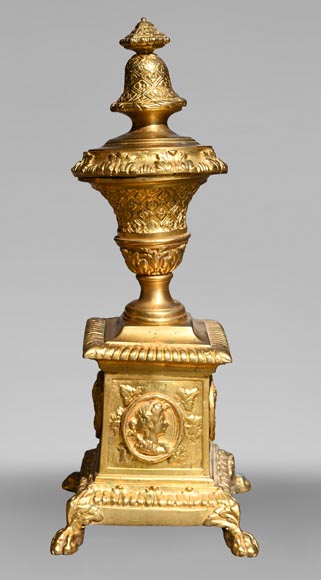 Paire de chenets de style Louis XIV en bronze doré décorés de profils-1