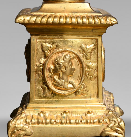 Paire de chenets de style Louis XIV en bronze doré décorés de profils-2