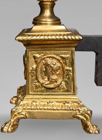 Paire de chenets de style Louis XIV en bronze doré décorés de profils-5