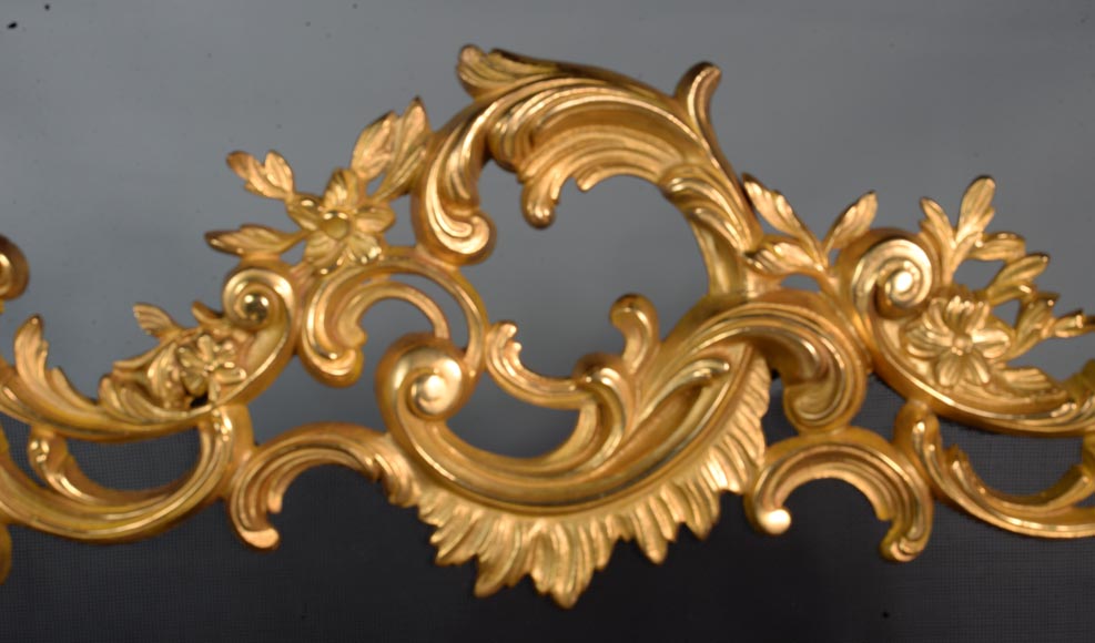 Très riche pare étincelle de style Louis XV en bronze doré-1
