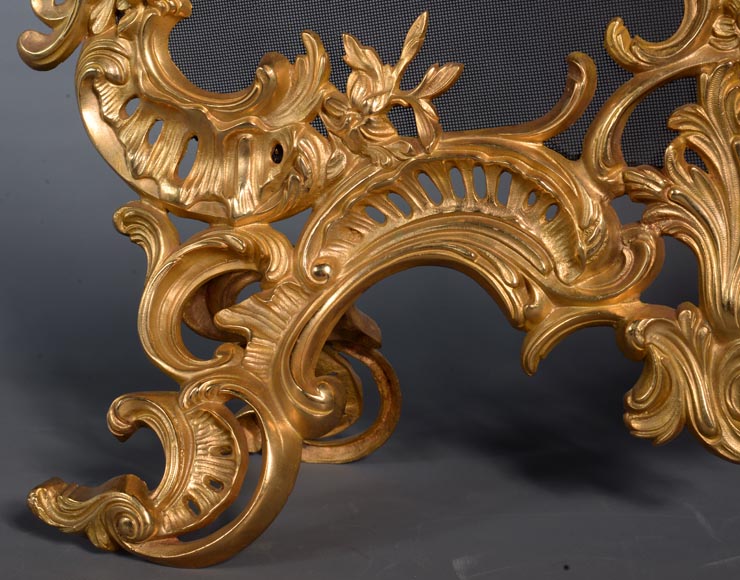 Très riche pare étincelle de style Louis XV en bronze doré-3
