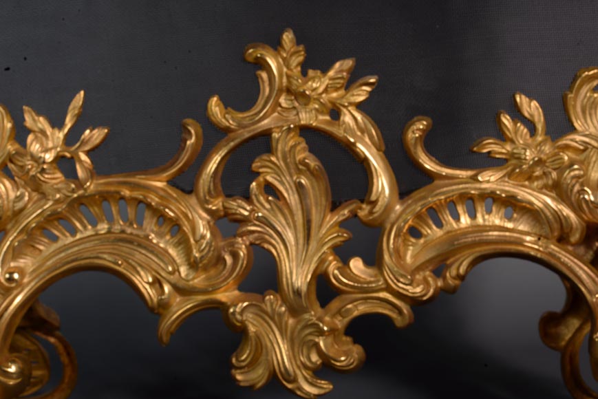 Très riche pare étincelle de style Louis XV en bronze doré-4
