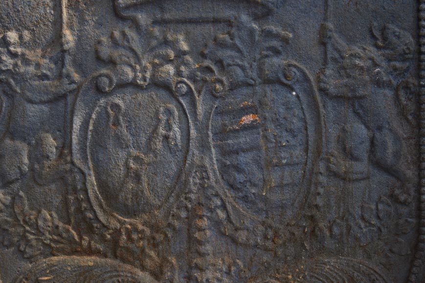 Plaque de cheminée ancienne à décor d'armoiries et de lions porte-drapeau-3