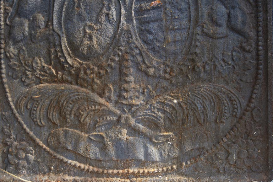 Plaque de cheminée ancienne à décor d'armoiries et de lions porte-drapeau-5
