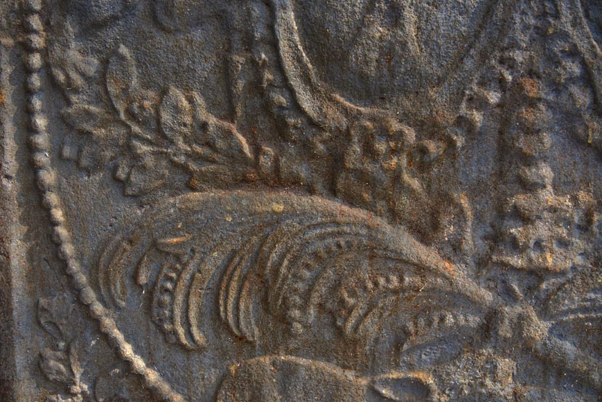 Plaque de cheminée ancienne à décor d'armoiries et de lions porte-drapeau-6