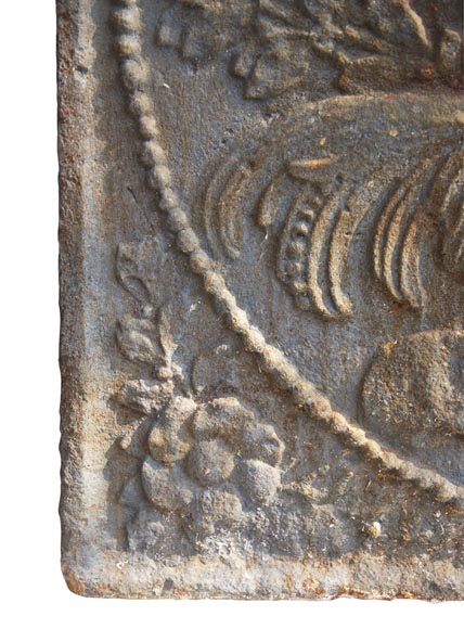 Plaque de cheminée ancienne à décor d'armoiries et de lions porte-drapeau-7